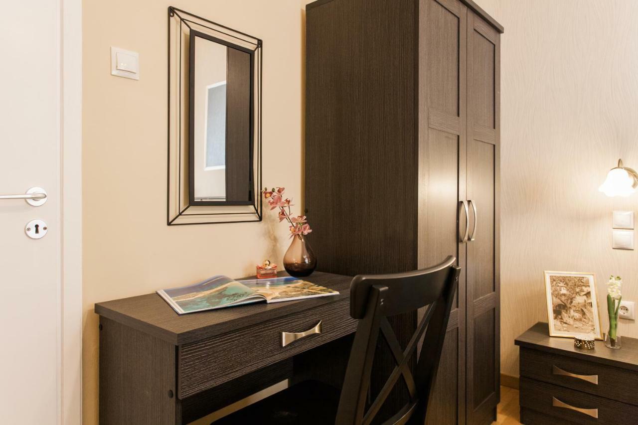 Modern Antique Private Rooms With Shared Bathroom Near To Acropolis Museum And Metro Station Athena Bagian luar foto